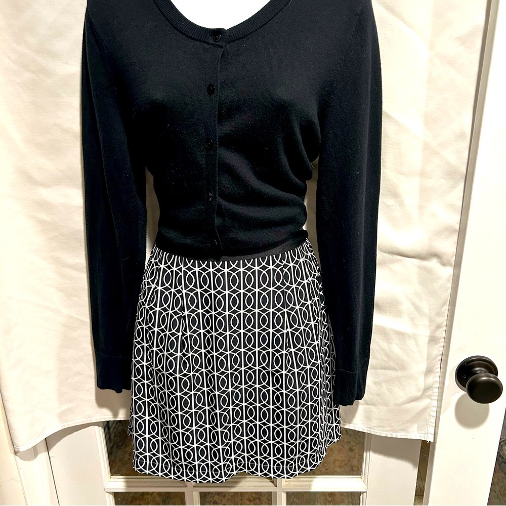 Banana Republic black and white pattern mini skirt, size 12, elastic waist